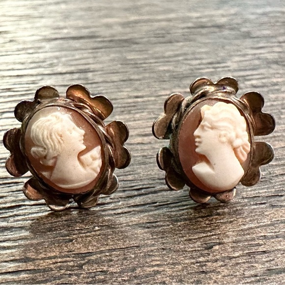 Vintage Jewelry - Vintage Cameo Stud Earrings bronze gold tone carved shell